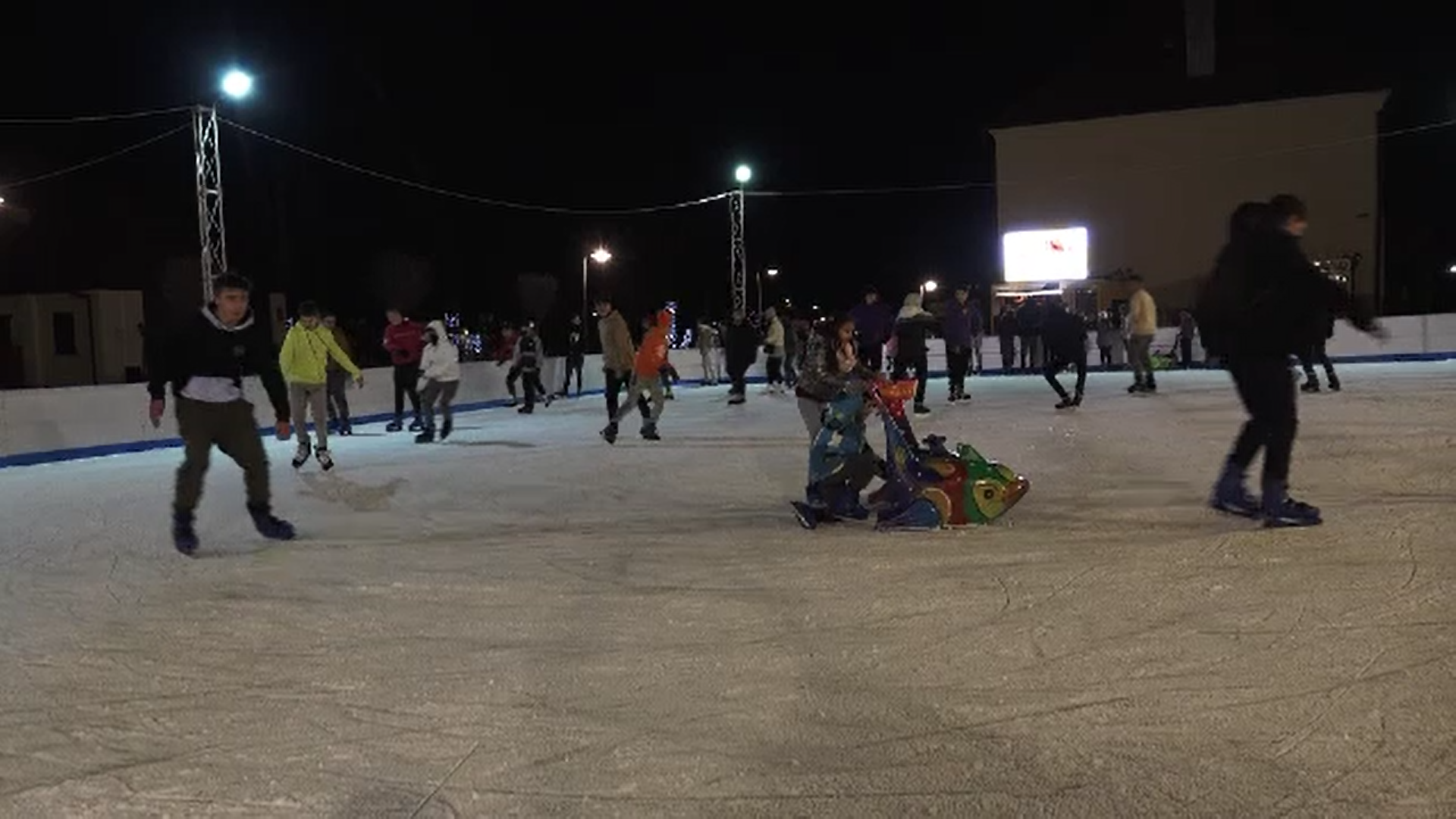 S-a dat startul distracţiei pe gheaţă la Târgu Mureş. Două patinoare și-au deschis porțile