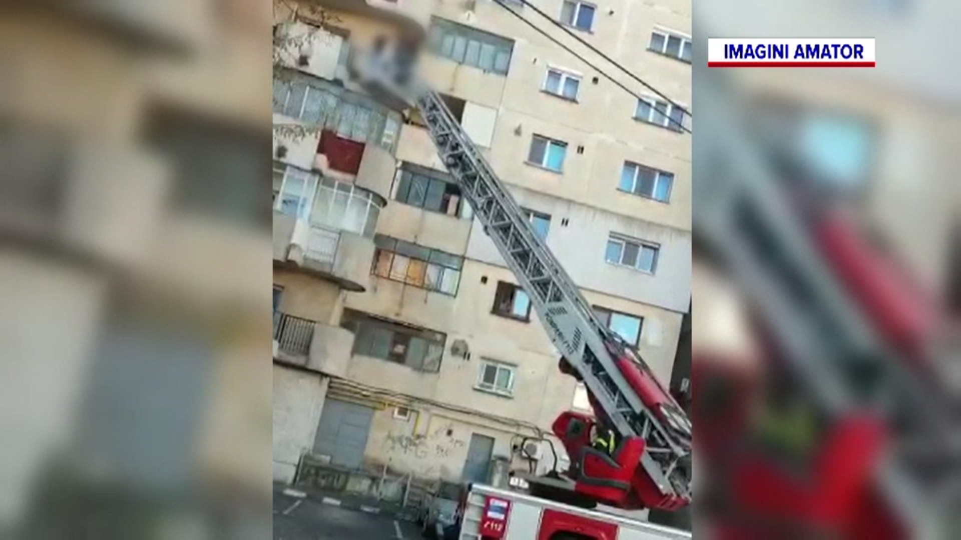 Cei doi copii sechestrați de pedofilul din Galați au fost scoși de pompieri pe geam de la etajul patru