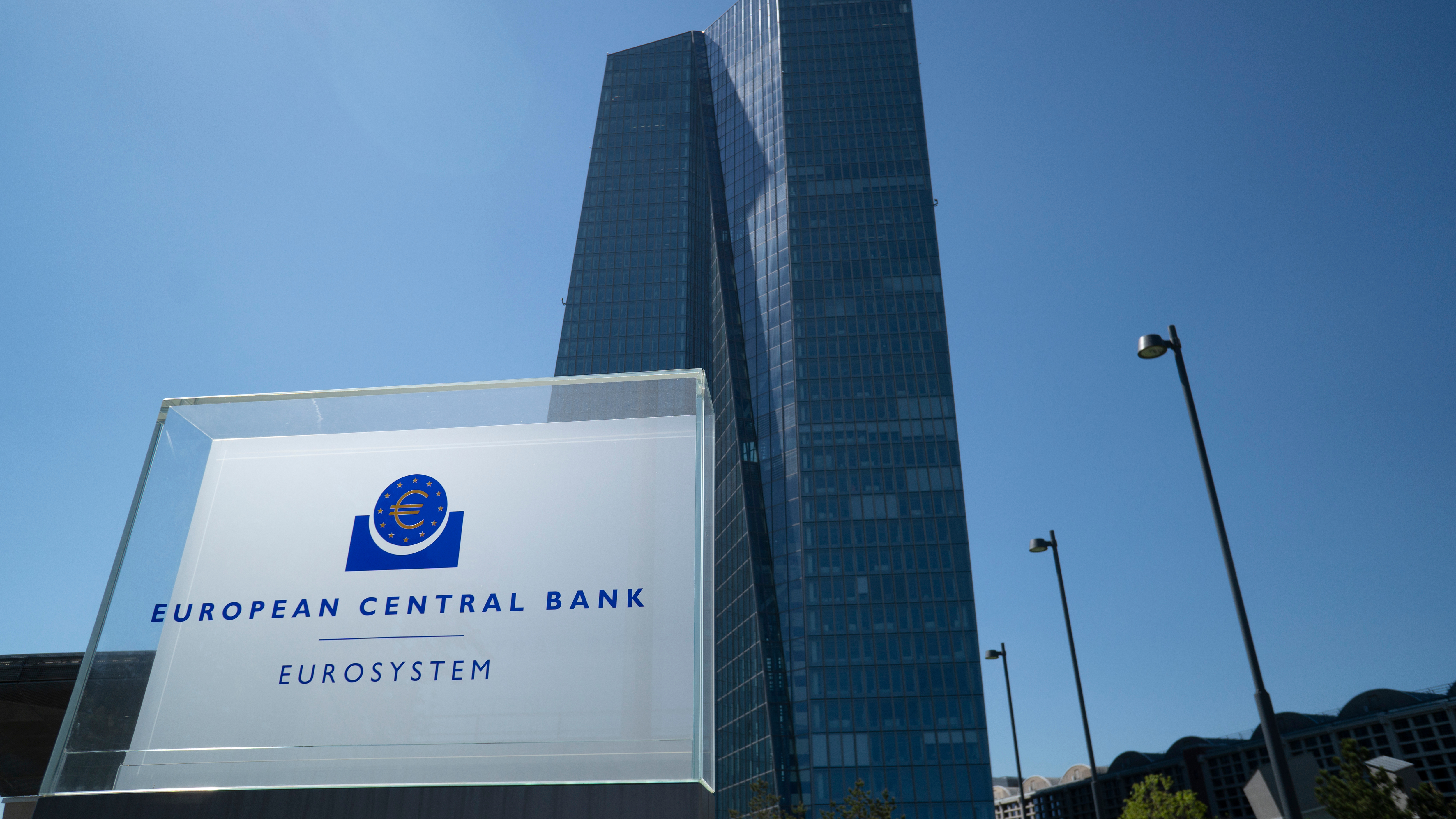BCE: Lentoarea ritmului vaccinării anti-Covid în anumite părți ale lumii ar putea amenința stabilitatea financiară