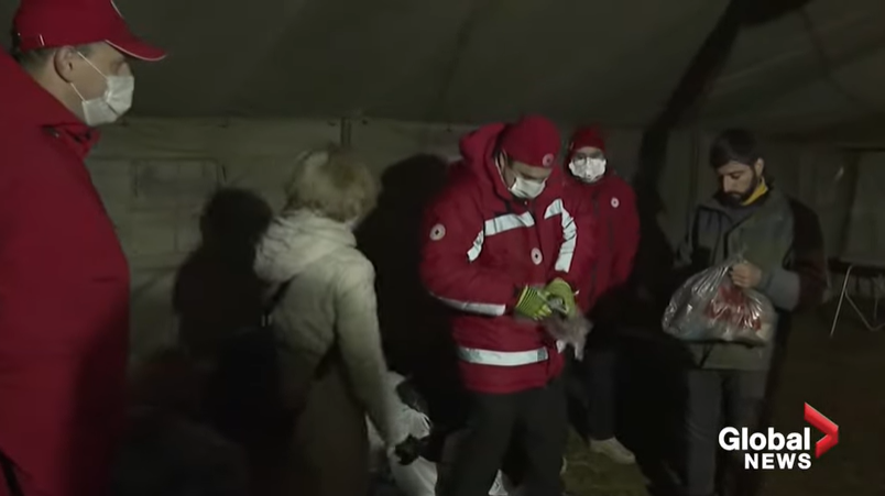 VIDEO Migranţii de la frontiera dintre Belarus şi Polonia au fost mutaţi într-un centru de primire. Măsura este temporară