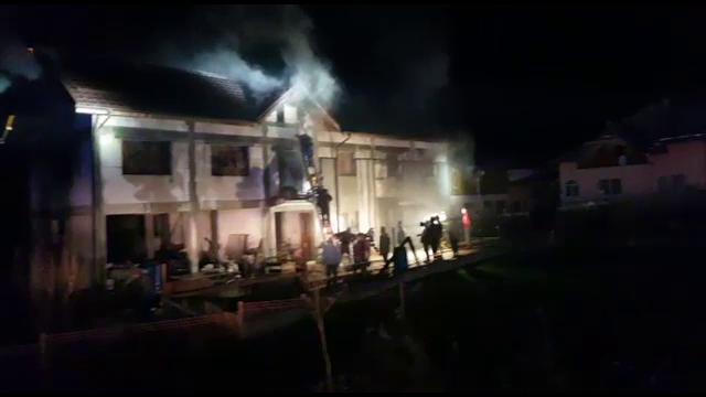 Incendiu violent în Dâmbovița. O casă în construcție a fost distrusă de flăcări