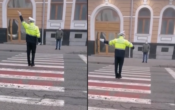 VIDEO. Imagini virale cu un polițist din Bistrița. Cum dirija circulația în centrul orașului