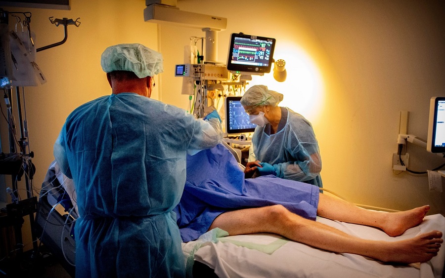 Ţările de Jos: Operaţii pentru bolnavi de cancer sau cardiaci, amânate din cauza COVID-19