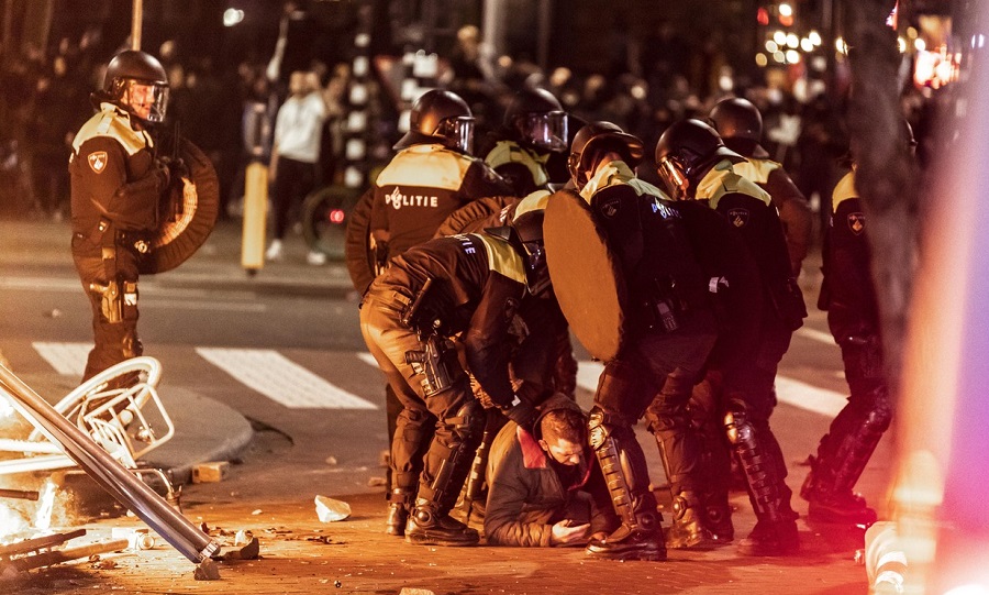 Proteste violente în Rotterdam faţă de noile restricţii anti-Covid. Mai multe persoane au fost rănite