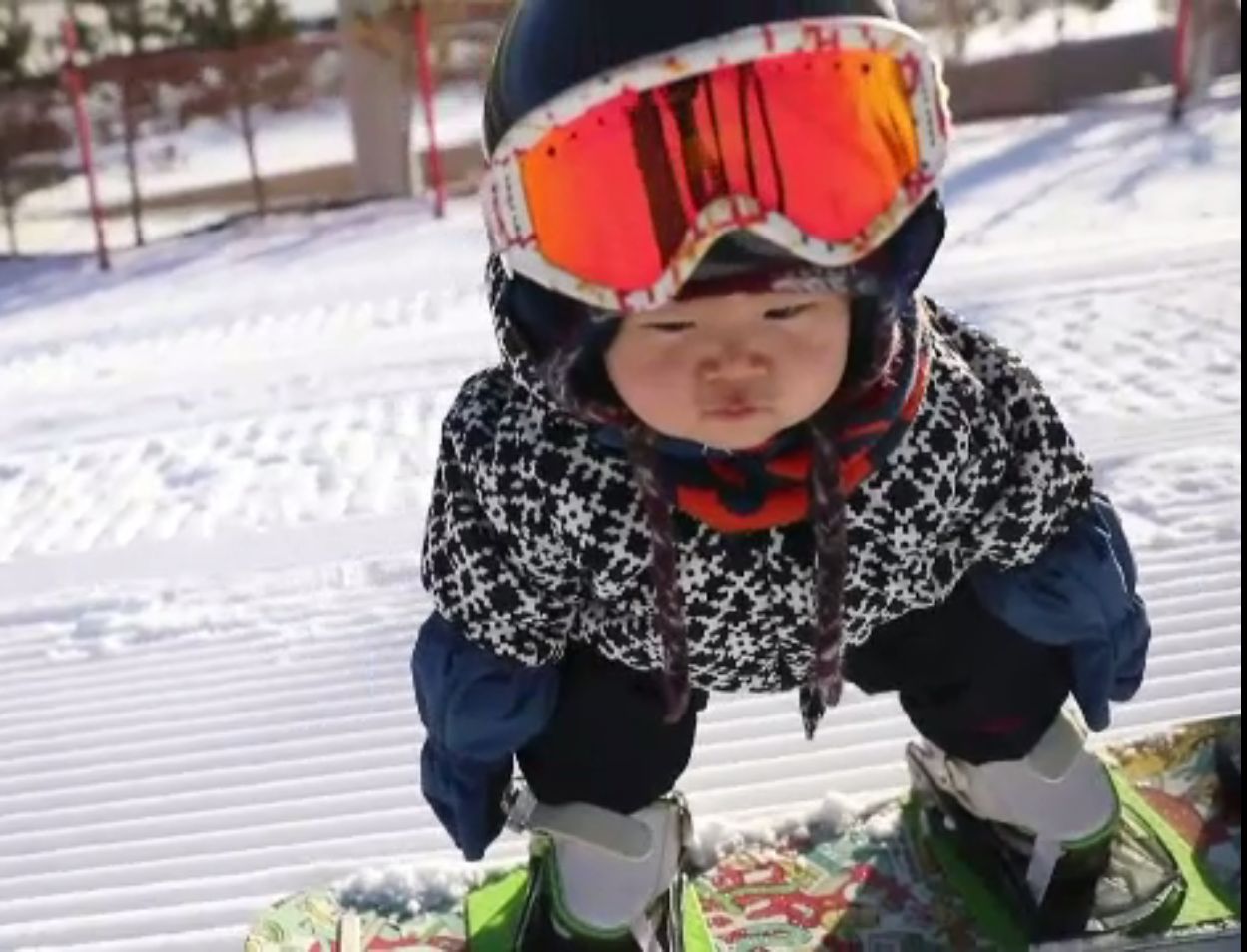 Fetiță de numai 11 luni, pasionată de snowboard. Căzăturile au amuzat-o