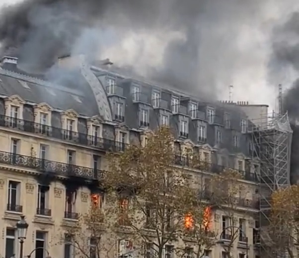Incendiu de proporţii în centrul Parisului. 
