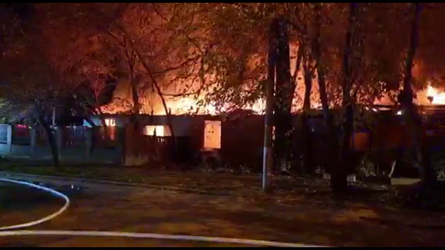 Incendiu puternic la o locuință socială din Constanța. Pompierii s-au luptat cu flăcările timp de cinci ore