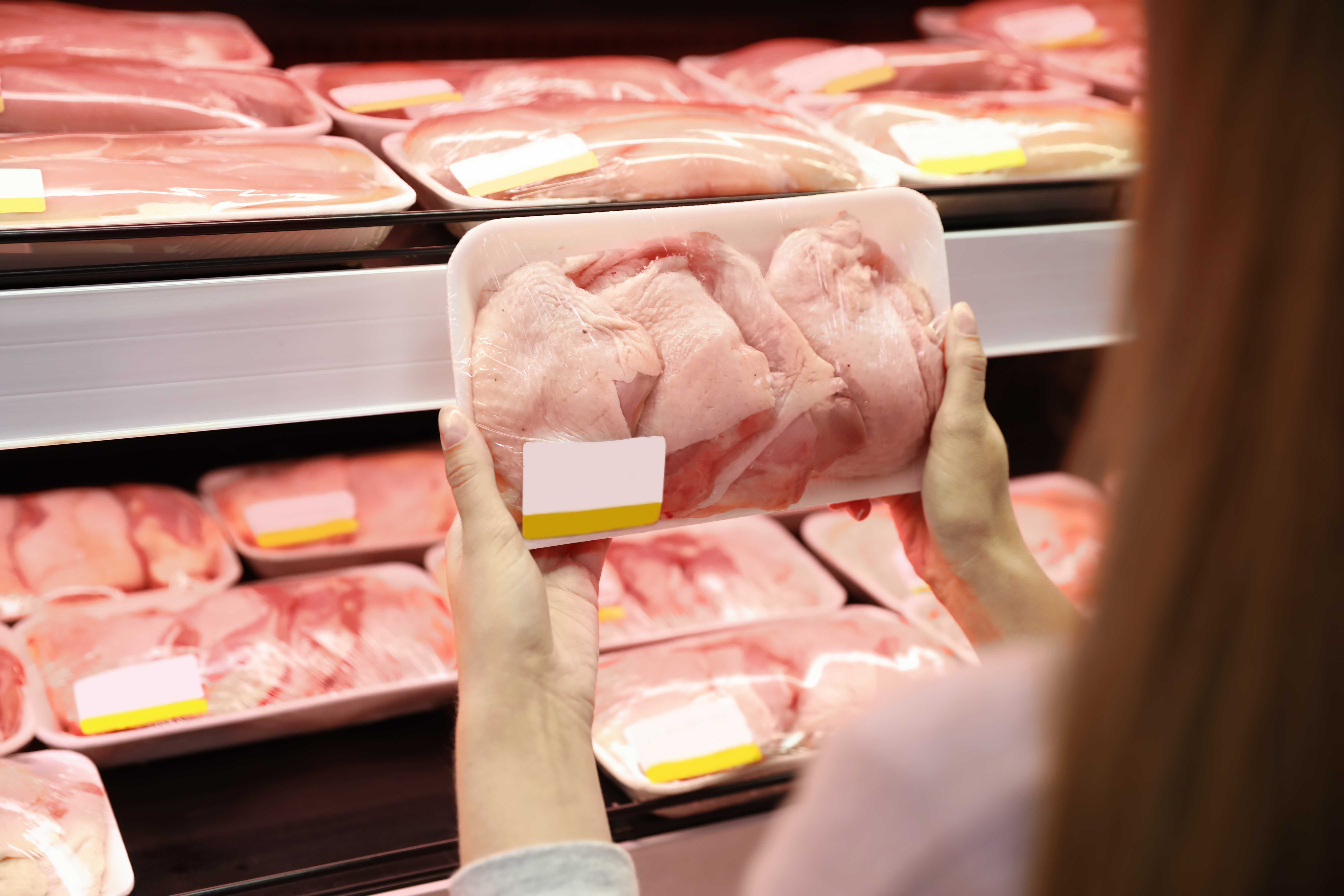 Pentru a doua oară în ultimele luni, Metro retrage de la comercializare carne cu salmonella