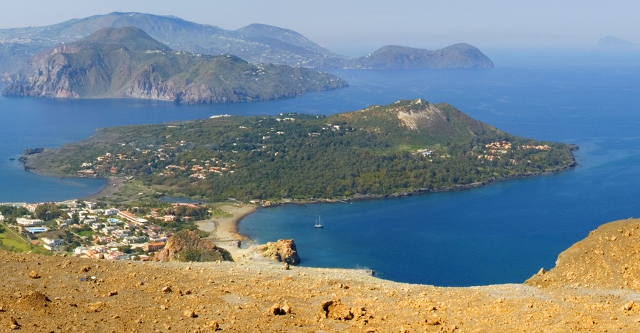 Locuitorii unei insule din Italia au fost evacuați din cauza nivelului crescut de dioxid de carbon