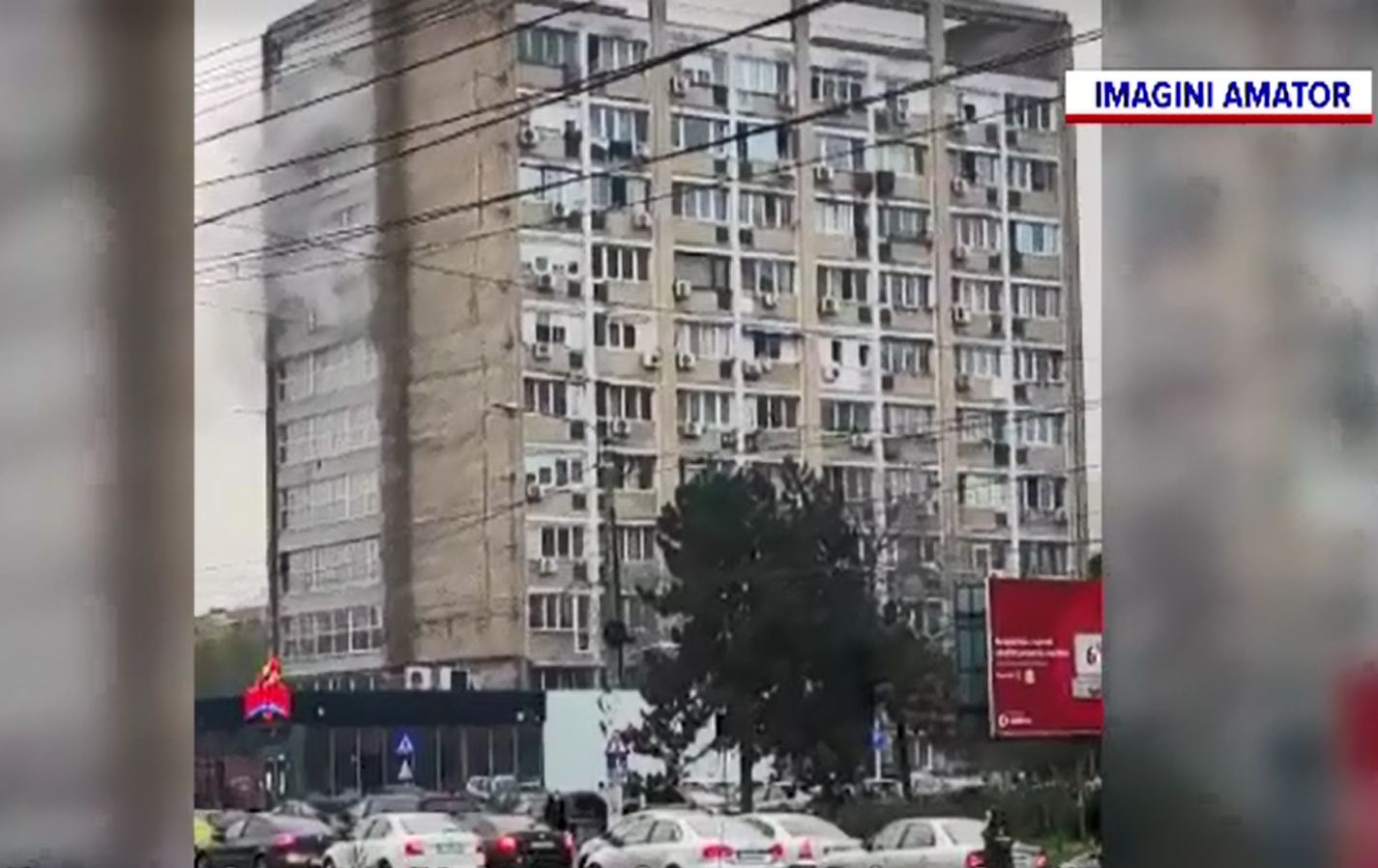Blocul turn din centrul Craiovei, evacuat după un incendiu la subsol. Fumul înnecăcios a inundat toate etajele