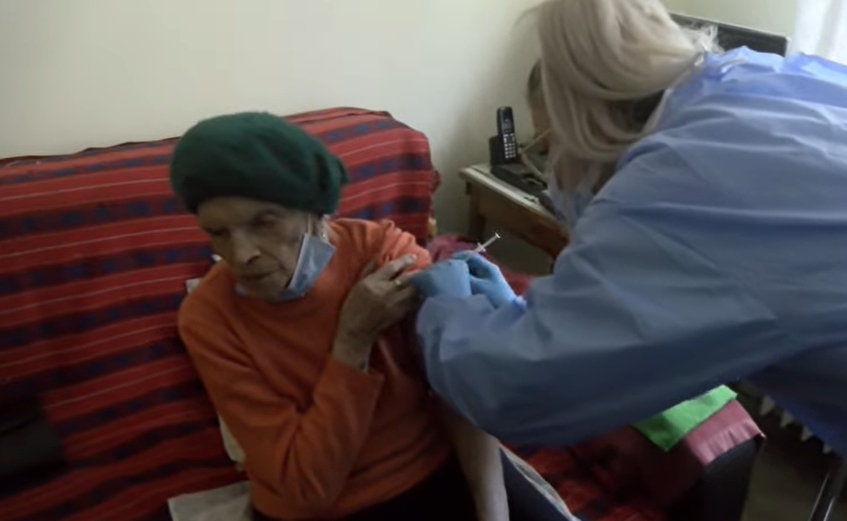 VIDEO Mesajul unei femei de 100 de ani care s-a vaccinat cu doza booster: „M-a ținut în viață încrederea în medici”