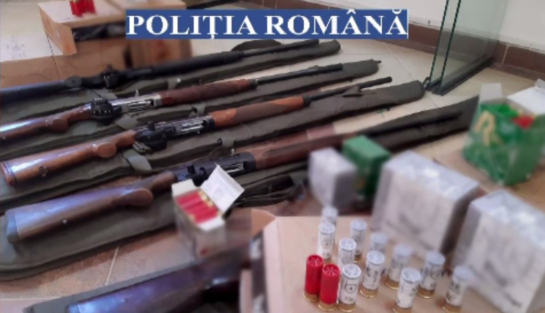 Cinci cetățeni străini, prinși la braconaj în Buzău. Armele și circa 2.500 de cartușe au fost confiscate de polițiști
