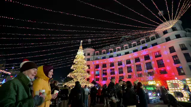 S-au deschis târgurile de Crăciun în marile orașe din România. „O atmosferă feerică, e uşor altfel decât suntem obişnuiţi”