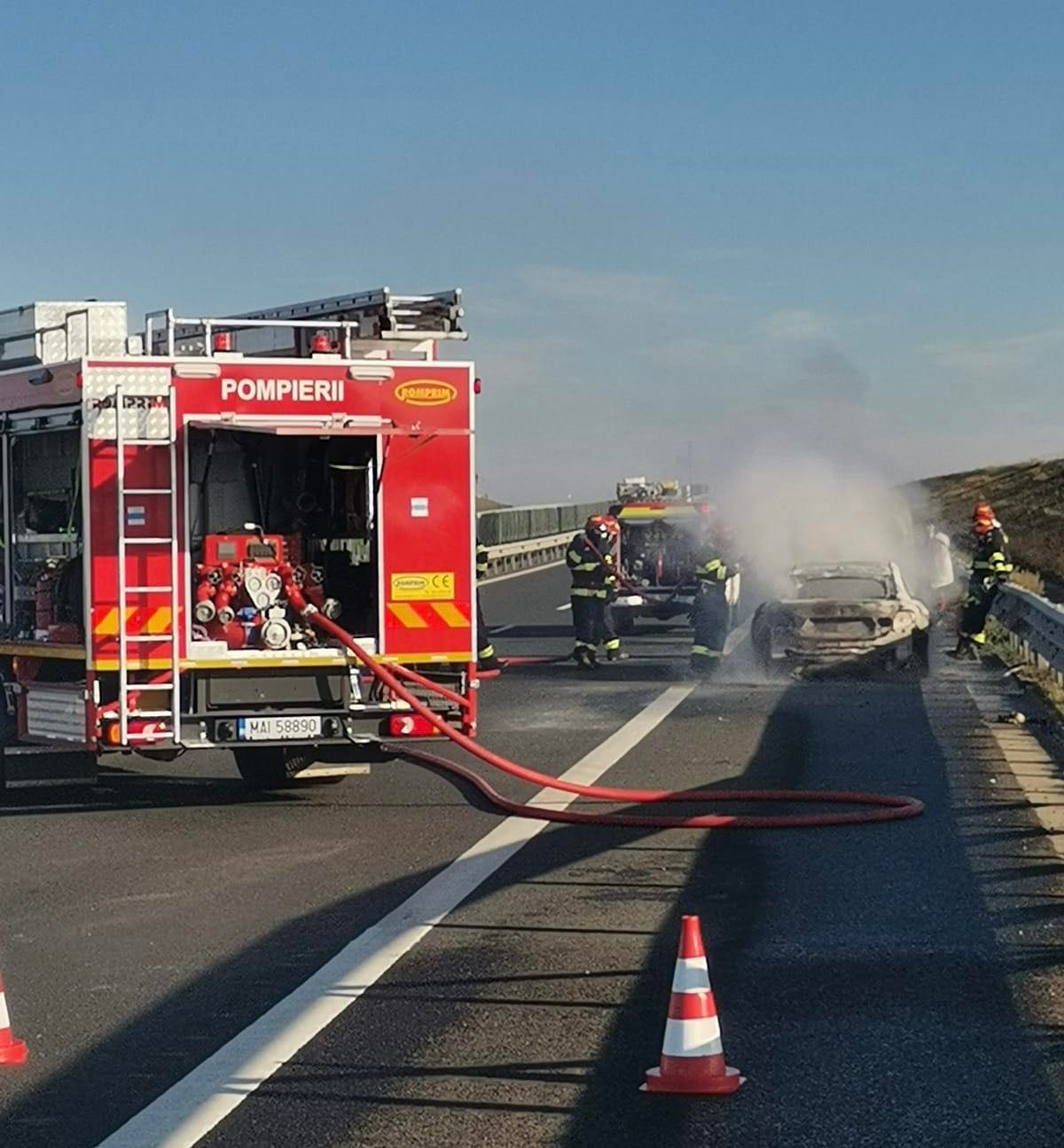 Un BMW a luat foc pe autostrada Timișoara-Lugoj. Mașina a fost făcută scrum