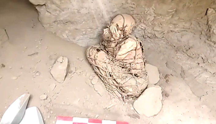 VIDEO O mumie cu o vechime de cel puţin 800 de ani, descoperită de arheologi în Peru