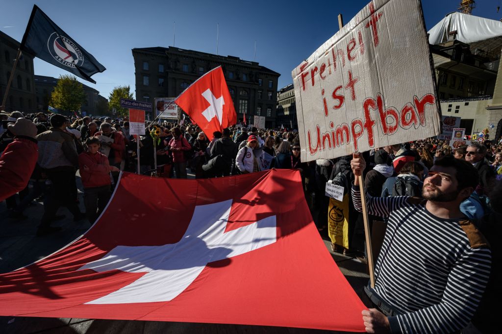 Elvețienii au votat pentru introducerea permisului sanitar. Estimări: 63% au votat 