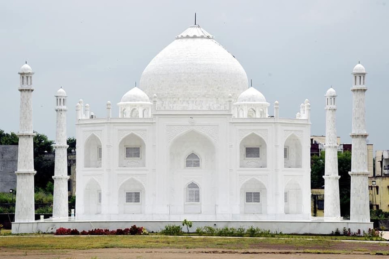 Un indian a ridicat o copie a Taj Mahal în semn de dragoste pentru soţia sa