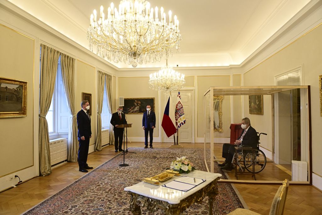 Bolnav de Covid-19, preşedintele ceh l-a nominalizat, dintr-o cutie de plexiglas, pe Petr Fiala în funcţia de premier