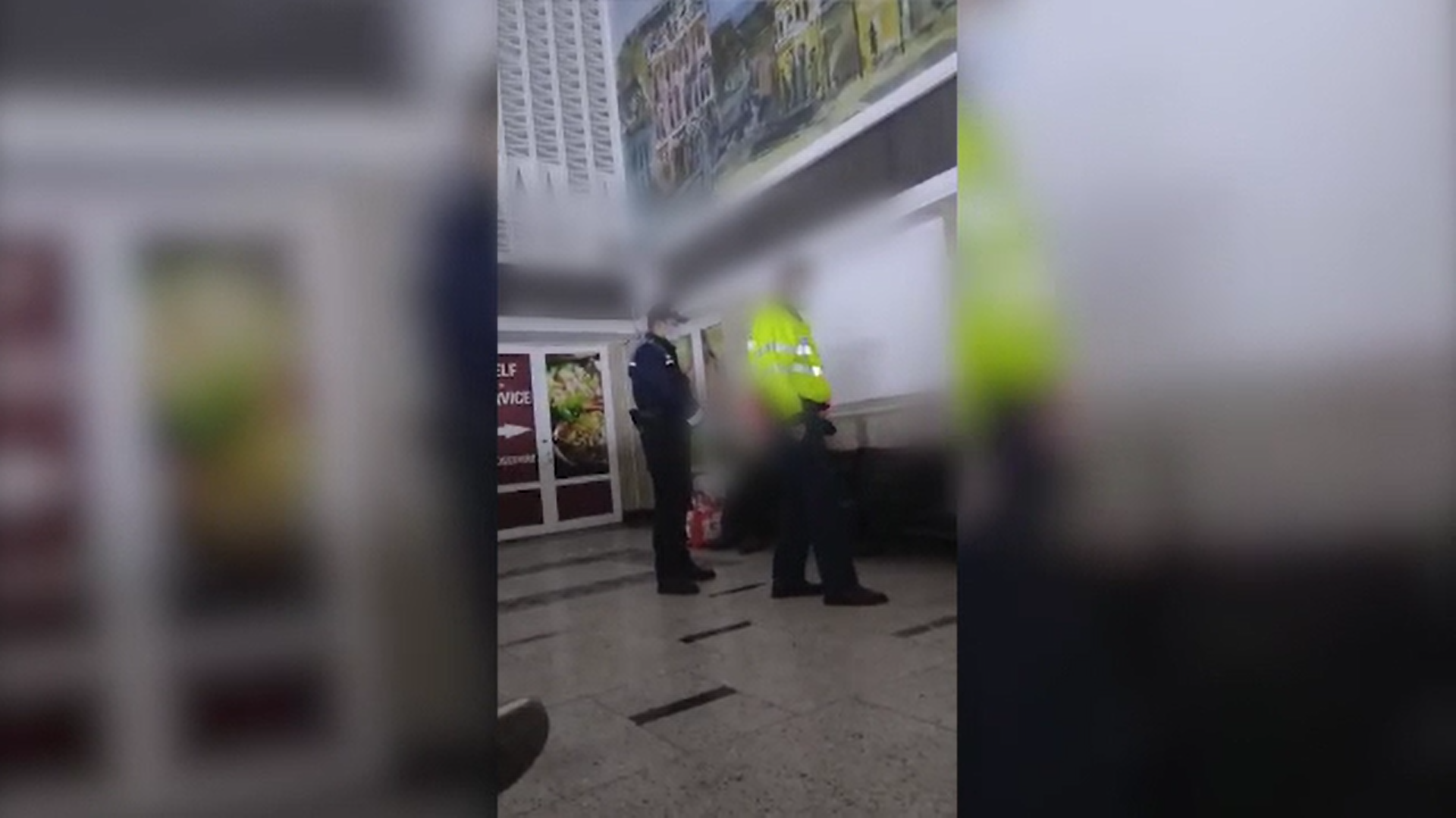 Video. Un polițist din Braşov a lovit cu bastonul doi oameni ai străzii aflați pe o bancă în gară