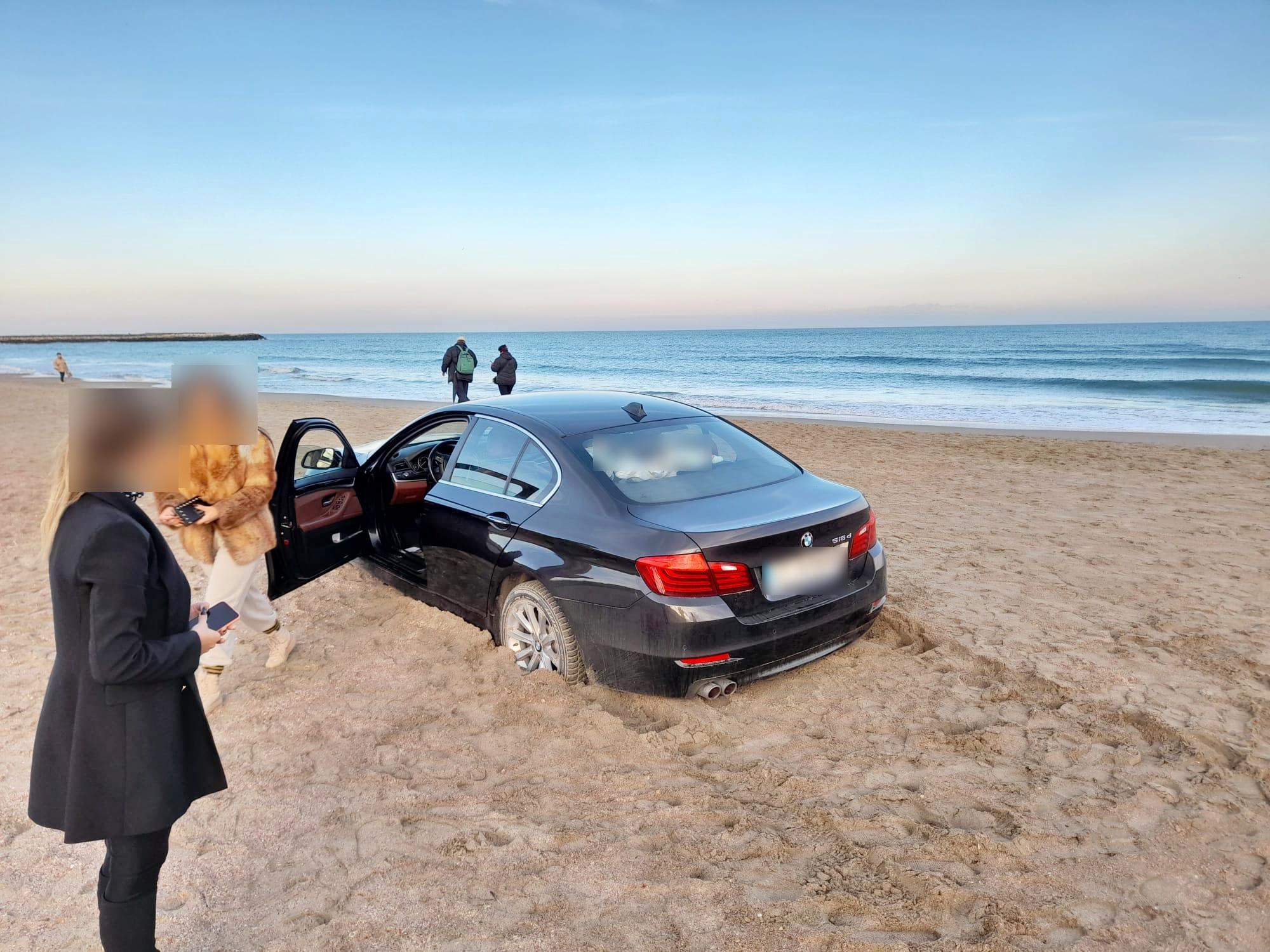 FOTO. Amenda uriașă primită de o șoferiță care a intrat cu BMW-ul pe plaja Modern și a rămas blocată în nisip