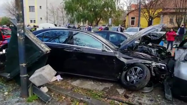 Scene șocante în Timișoara. Doi pietoni, spulberați pe trotuar, după ce șoferul ar fi făcut o criză de epilepsie