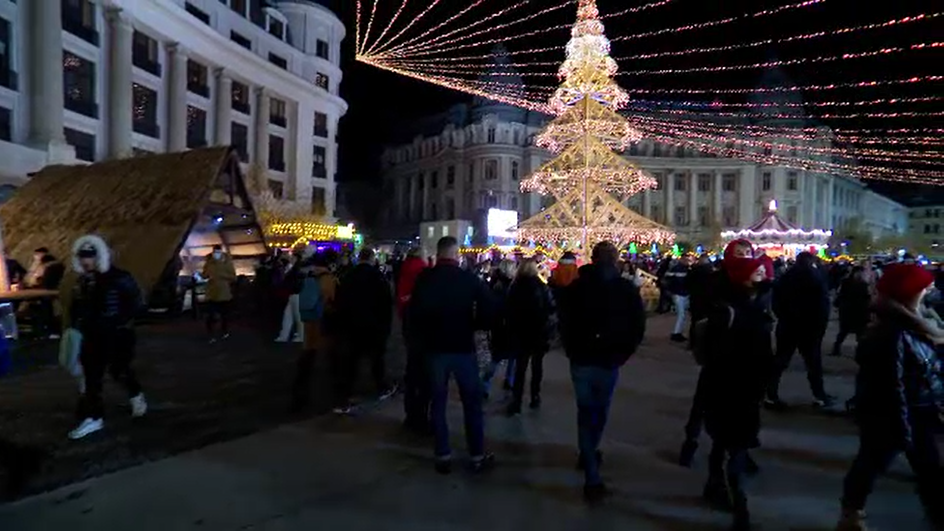 Forfotă mare la Târgurile de Crăciun din București. Oamenii s-au bucurat de vin fiert și deserturi speciale