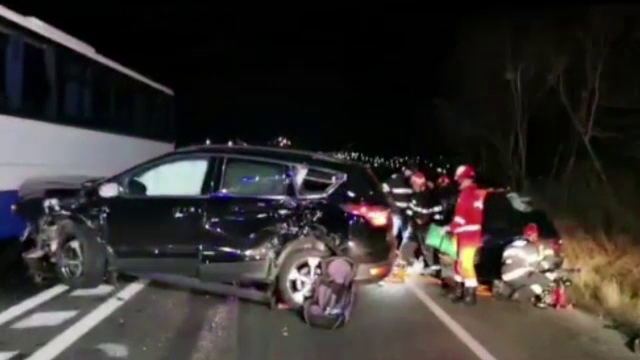O șoferiță grăbită a fost la un pas de a provoca o adevărată tragedie. Viețile a 12 oameni au fost puse în pericol