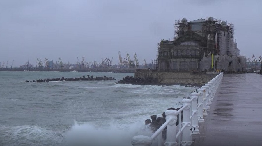 Furtună puternică în Constanța. Porturile maritime au fost închise, iar valurile au depașit patru metri