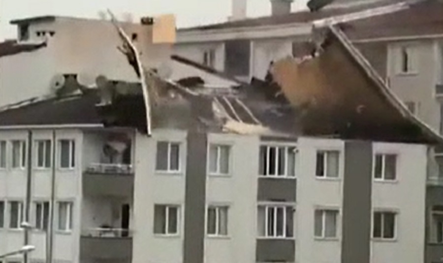 Istanbul: Un TIR românesc s-a răsturnat, iar peste 90 de clădiri au rămas fără acoperișuri după furtună