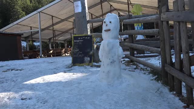 Bucovina, plină de turiști în minivacanța de 1 Decembrie. Zăpada depășește 20 de centimetri