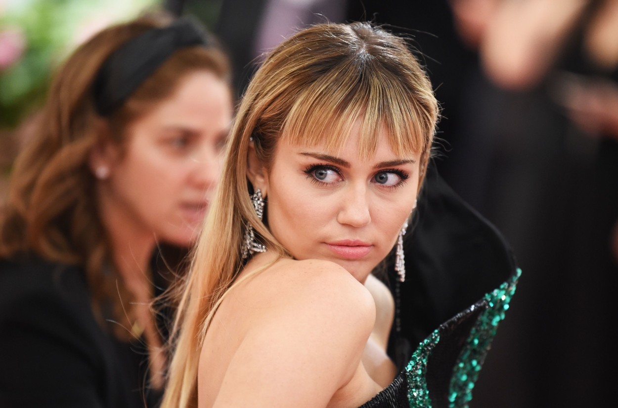 Miley Cyrus în costum de baie roșu, după ce hit-ul „Flowers” este pentru a cincea săptămână la rând pe locul 1 | GALERIE FOTO - Imaginea 6
