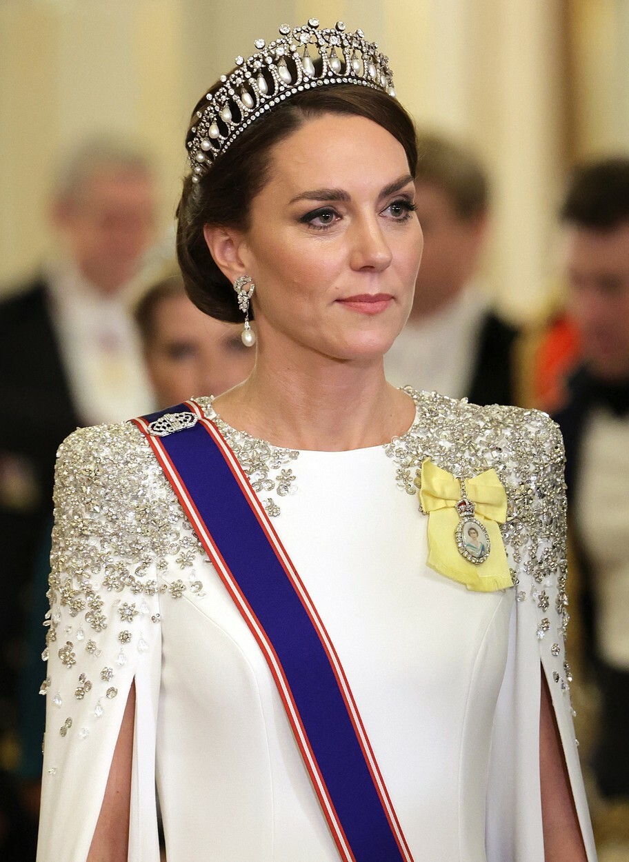 Cât costă o rochie purtată de Kate Middleton? Prințesa de Wales a avut o apariție spectaculoasă la Palatul Buckingham | FOTO - Imaginea 6