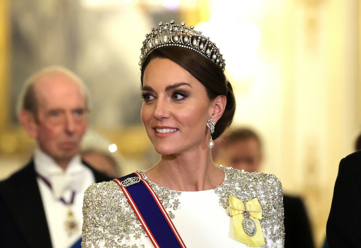 Cât costă o rochie purtată de Kate Middleton? Prințesa de Wales a avut o apariție spectaculoasă la Palatul Buckingham | FOTO - Imaginea 3