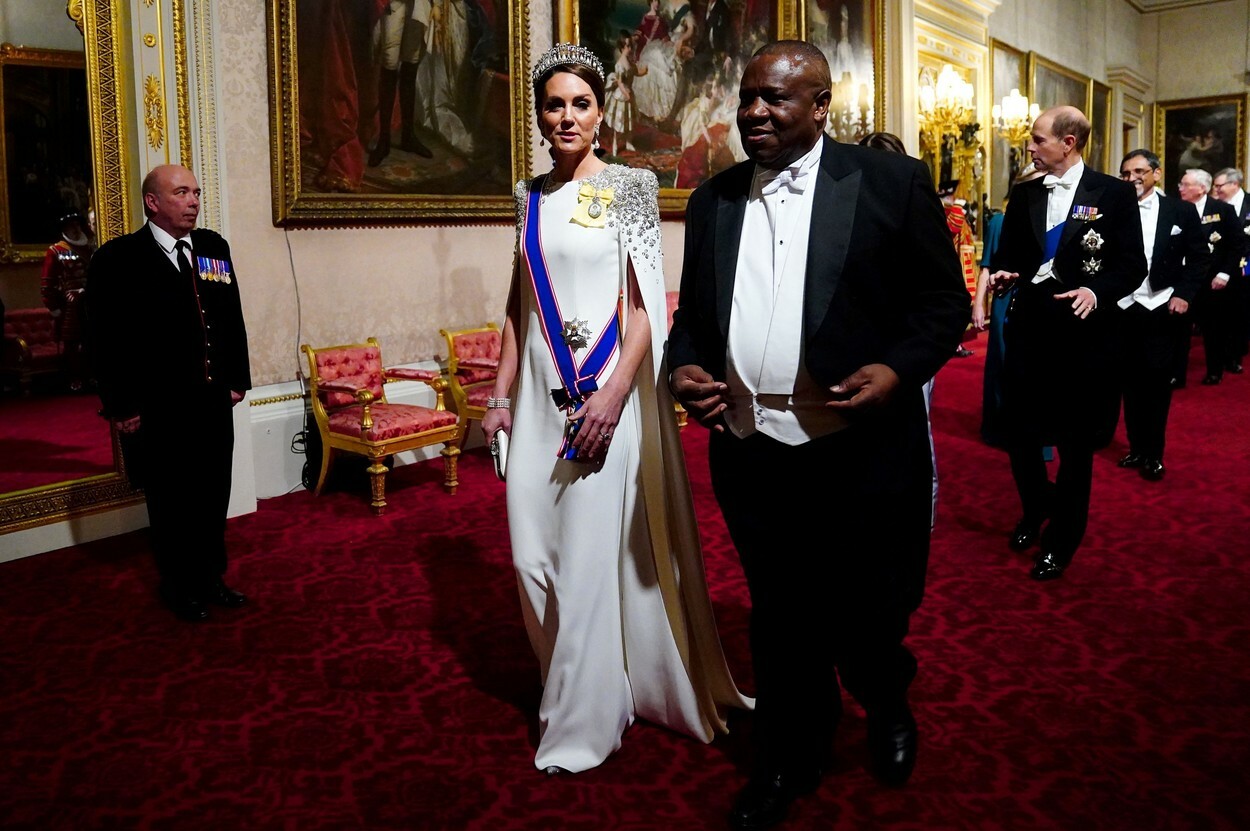 Cât costă o rochie purtată de Kate Middleton? Prințesa de Wales a avut o apariție spectaculoasă la Palatul Buckingham | FOTO - Imaginea 1