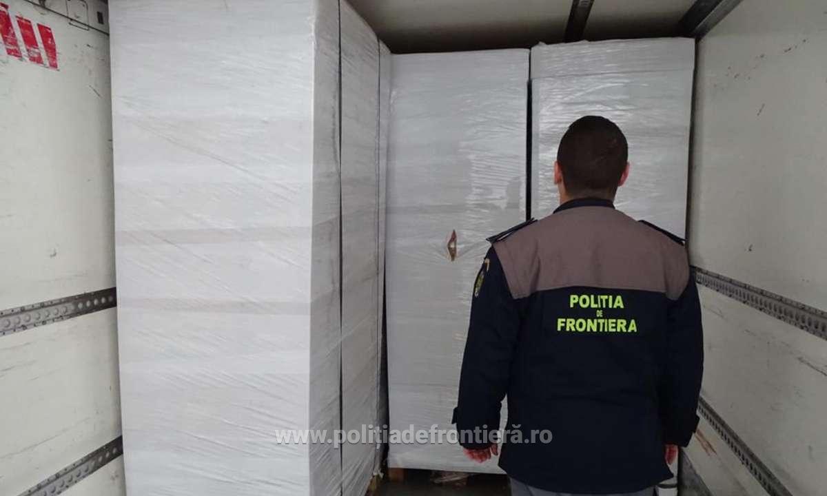 Ţigări de contrabandă de peste 1.400.000 de euro, descoperite de poliţişti într-o remorcă frigorifică, în Dolj - Imaginea 2