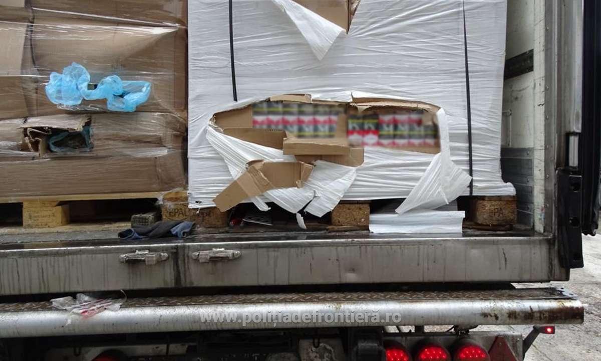 Ţigări de contrabandă de peste 1.400.000 de euro, descoperite de poliţişti într-o remorcă frigorifică, în Dolj - Imaginea 3