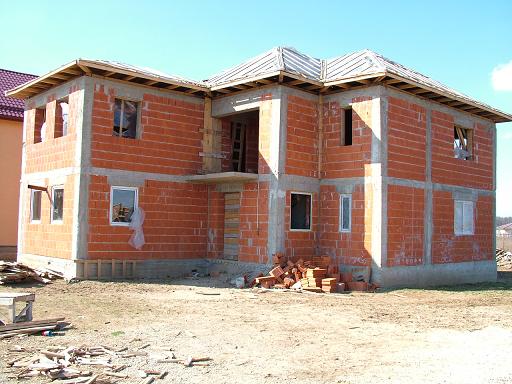 Case noi pentru locuitorii din Caransebes. Pana la toamna, 20 de familii se vor bucura de locuinte