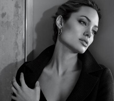 Angelina Jolie, femeia fatala Gucci!
