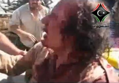 Libienii au stat la coada ca sa se pozeze cu trupul neinsufletit al lui Ghaddafi, depus intr-un mall