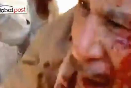 Momentul in care Ghaddafi a fost scos din conducta in care se ascundea, filmat cu un iPhone. VIDEO