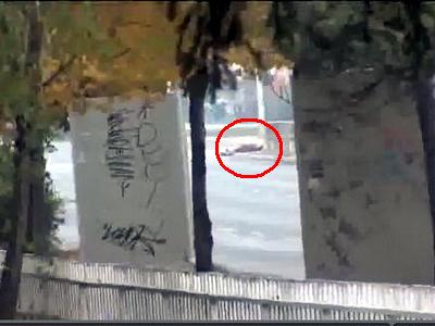 VIDEO. Momentul in care un islamist trage cu arma asupra ambasadei SUA din Sarajevo si raneste un om