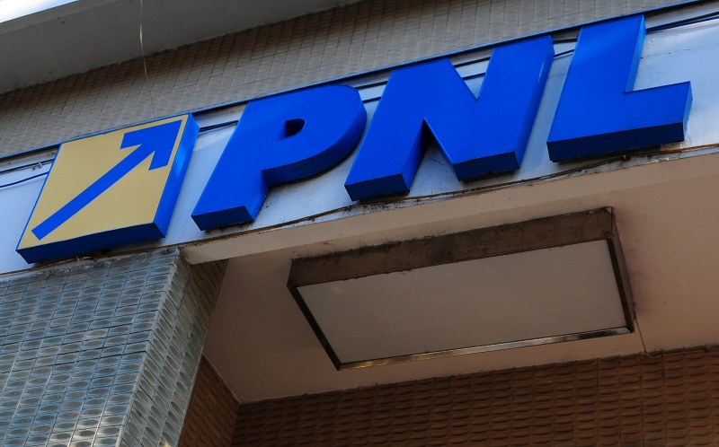Membri ai conducerii PNL Campulung Moldovenesc il acuza pe liderul filialei ca ar fi furat brelocuri