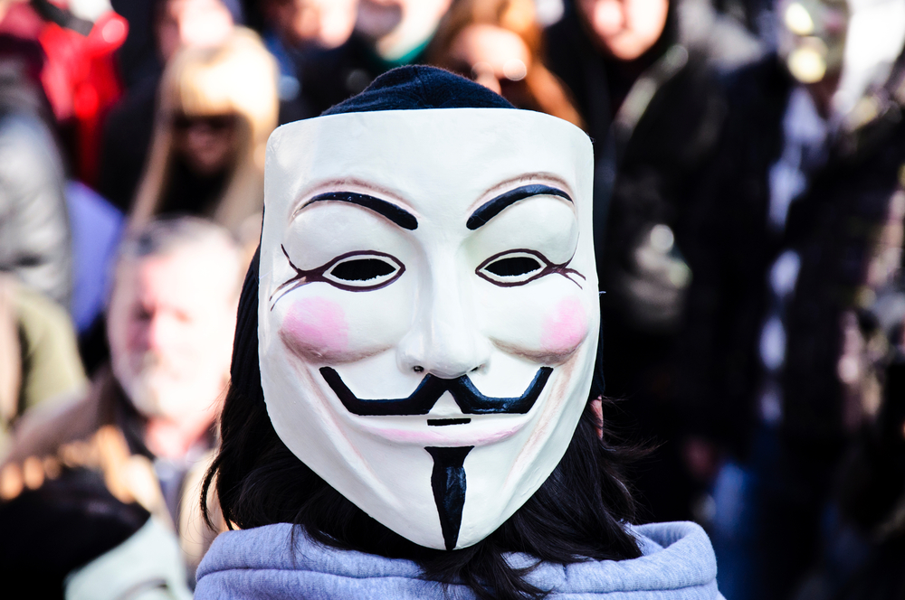 TERORISM CIBERNETIC. Trei membri ai gruparii Anonymous au fost trimisi in judecata de DIICOT