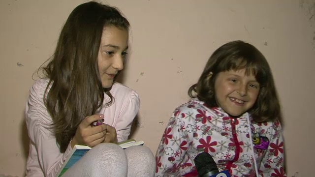 Meditatii organizate in scara blocului. Doua fetite din Craiova ofera o adevarata lectie de omenie