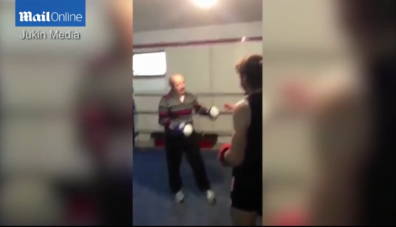 Momentul in care un boxer profesionist este darmat dintr-un pumn de un batran. VIDEO
