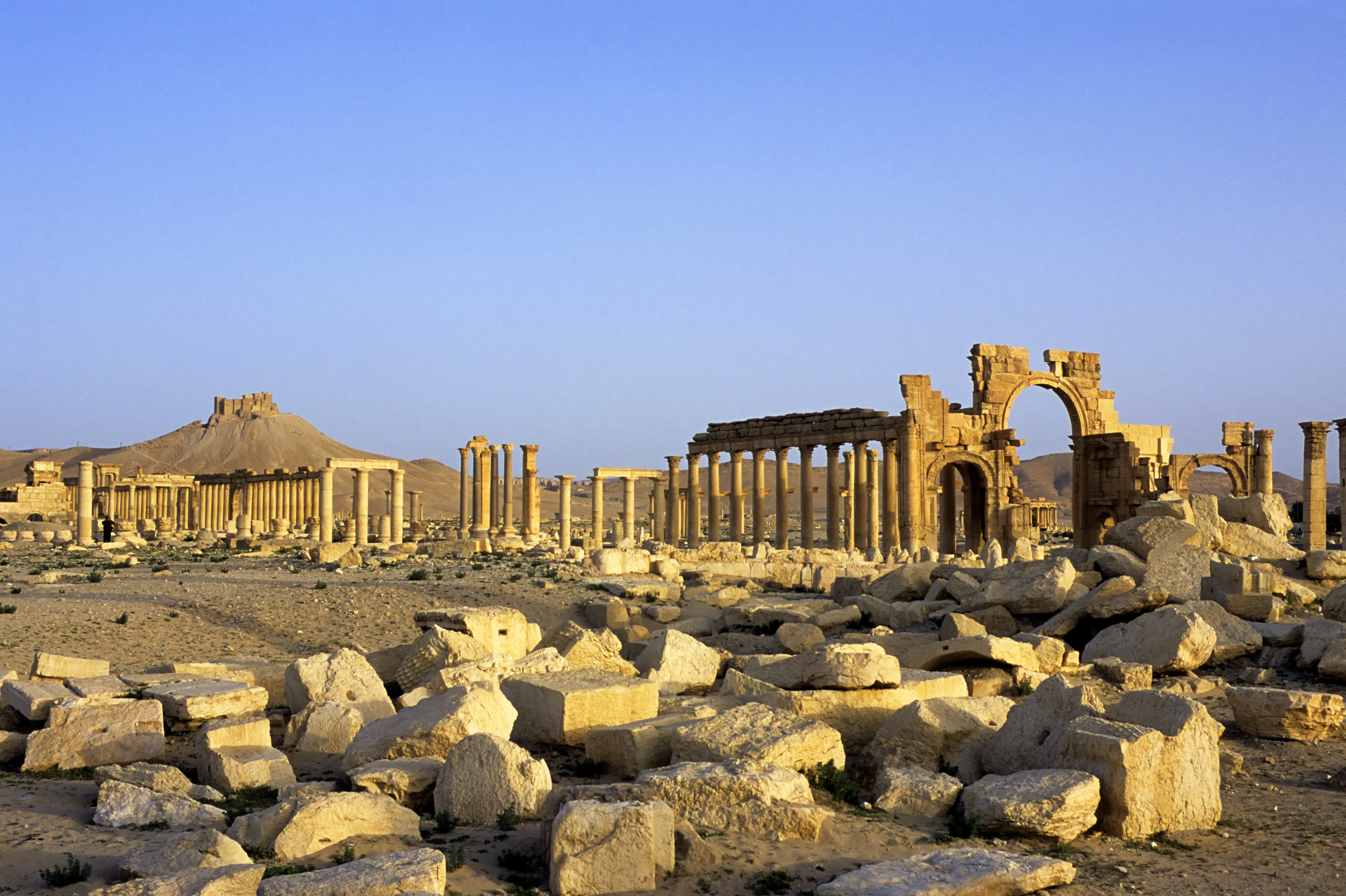 Statul Islamic a aruncat in aer celebrul Arc de Triumf din Palmira, 