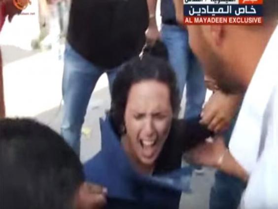 Momentul in care o jurnalista este lovita in fata de o grenada, la Ierusalim. Cum a aparut in fata camerelor dupa cateva ore