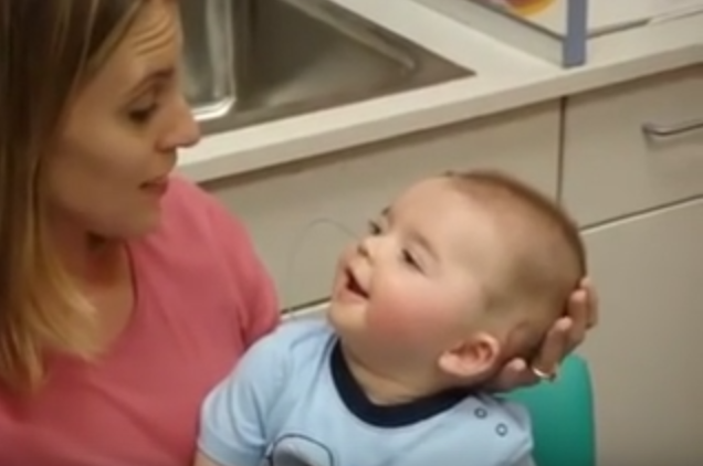 Reactia emotionanta a unui bebelus nascut surd, care aude vocea mamei pentru prima data. VIDEO