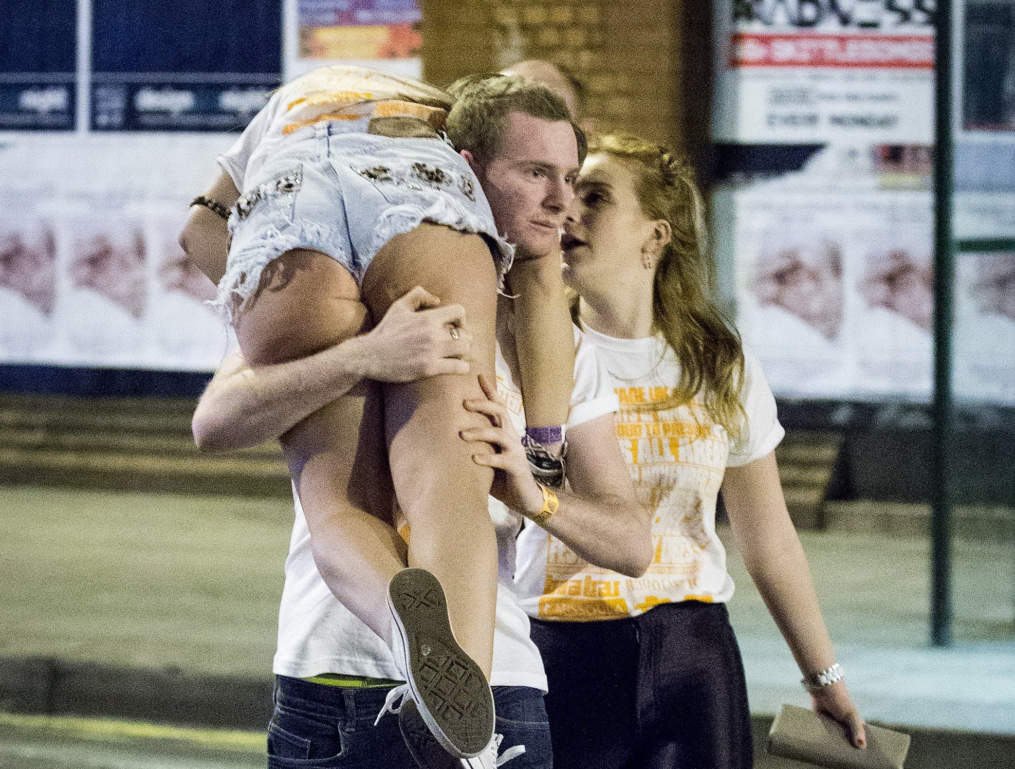Studente zac bete pe trotuare dupa un festival controversat in Marea Britanie. Imaginile rusinoase, publicate de tabloide