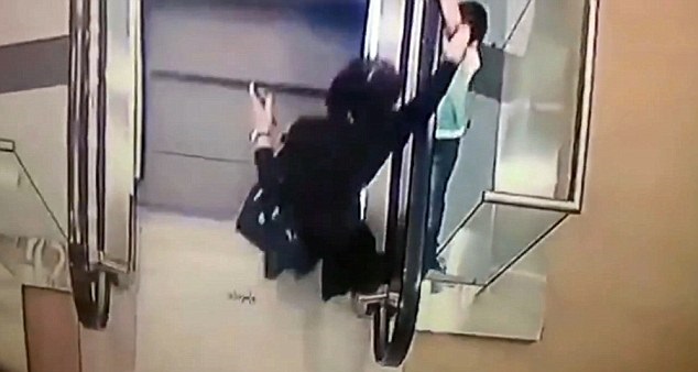 Imagini socante dintr-un mall din Rusia. Momentul in care o fetita de 5 ani aluneca pe scara rulanta si cade 2 etaje in gol